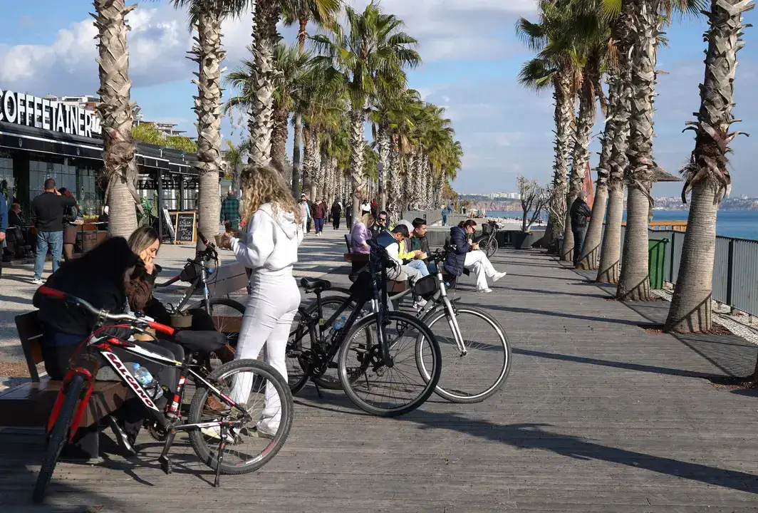 Konyaaltı Sahili’nde Güneşlenip Denize Girdiler 5